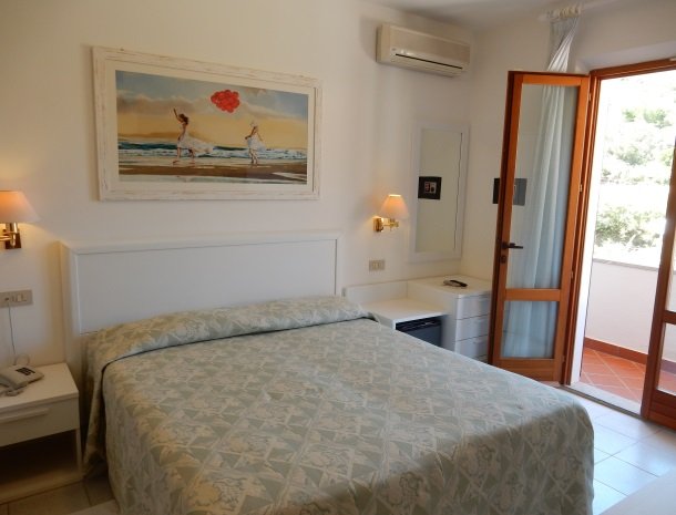 hotel-montemerlo-fetovaia-elba-slaapkamer-balkon.jpg