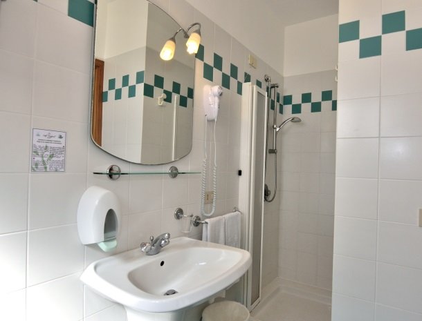 hotel-montemerlo-fetovaia-elba-badkamer.jpg