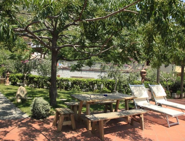 hotel-montemerlo-fetovaia-elba-tuin-picknicktafel.jpg