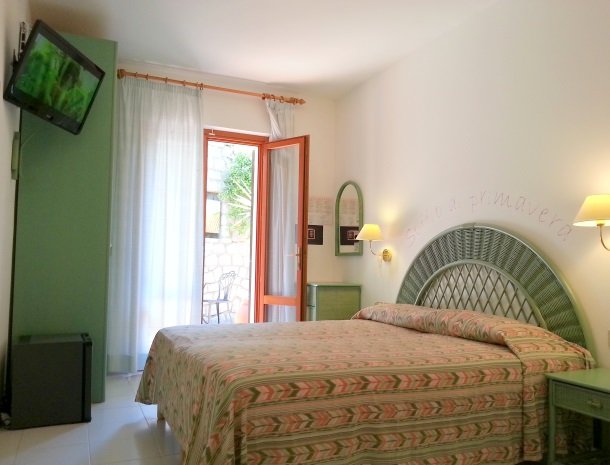 hotel-montemerlo-fetovaia-elba-slaapkamer-bed-tv.jpg