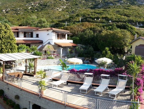 hotel-montemerlo-fetovaia-elba-zwembad-terras.jpg