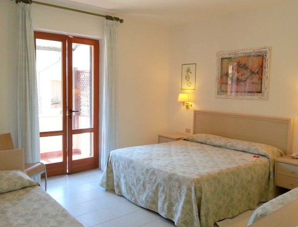 hotel-montemerlo-fetovaia-elba-4-persoonskamer-balkon.jpg