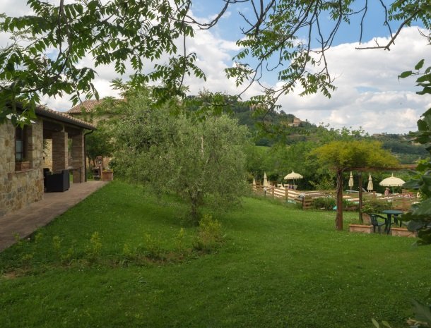 agriturismo-nobile-montepulciano-tuin-zwembad-natuur.jpg