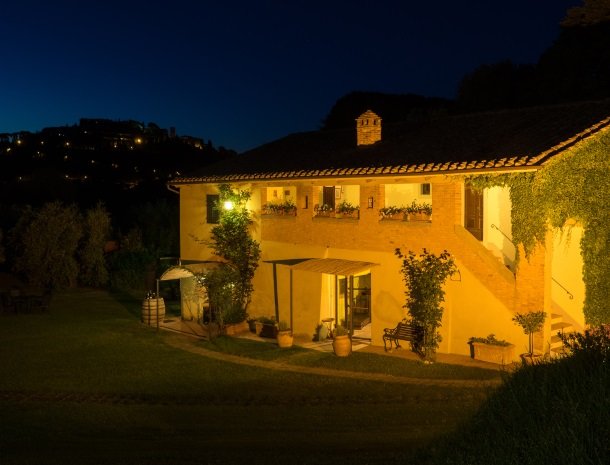 agriturismo-nobile-montepulciano-kamers-oliveto-avond.jpg