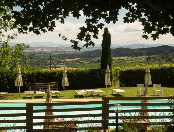 agriturismo-nobile-montepulciano-zwembad-uitzicht.jpg