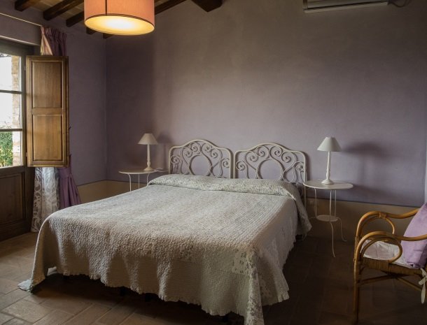 agriturismo-nobile-montepulciano-toscane-appartement-fienile-slaapkamer-bed.jpg