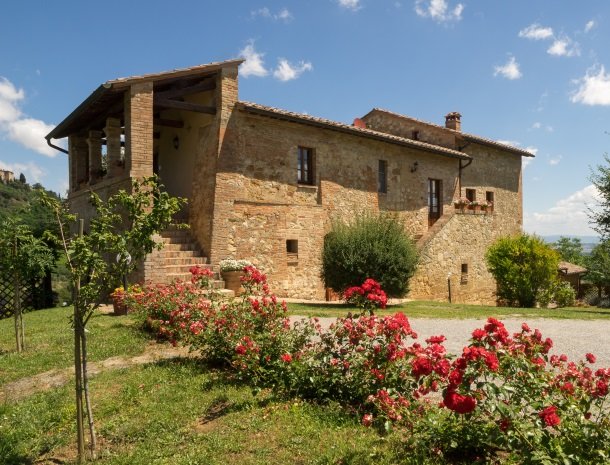 agriturismo-nobile-montepulciano-toscane-appartementen-bloemen.jpg