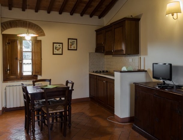 agriturismo-nobile-montepulciano-toscane-appartement-loggia-keuken.jpg