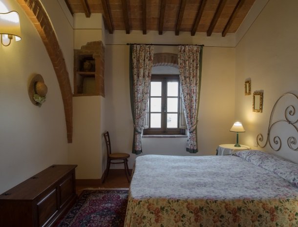 agriturismo-nobile-montepulciano-toscane-appartement-loggia-slaapkamer.jpg