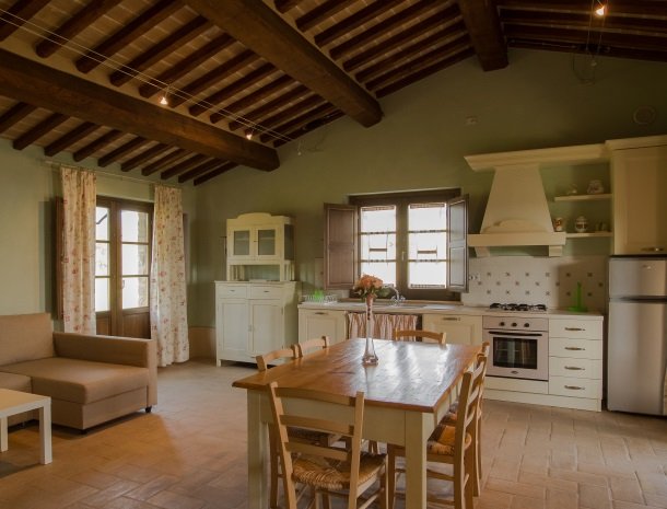 agriturismo-nobile-montepulciano-toscane-appartement-fienile-keuken.jpg