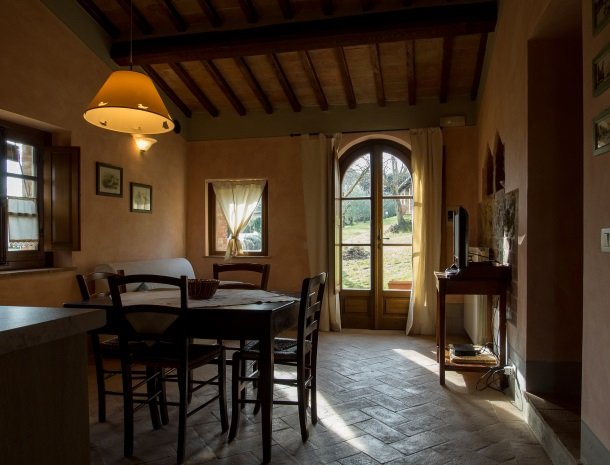 agriturismo-nobile-montepulciano-toscane-appartement-pollaio-woonkamer.jpg