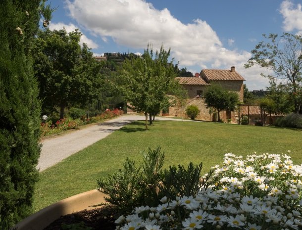 agriturismo-nobile-montepulciano-toscane-appartementen-tuin.jpg