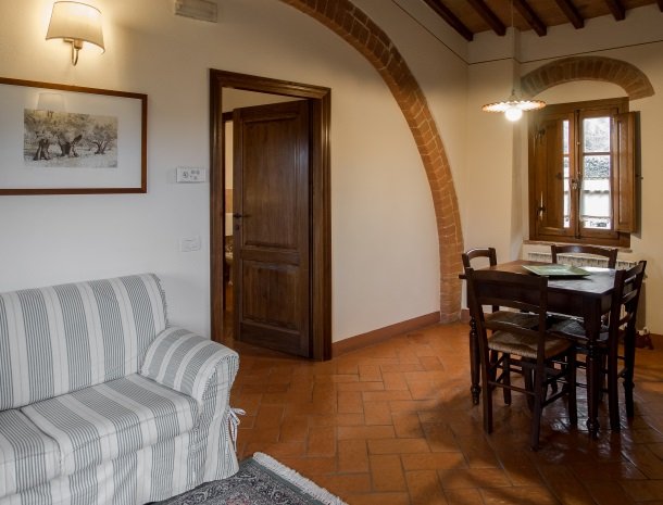 agriturismo-nobile-montepulciano-toscane-appartement-loggia-woonkamer.jpg