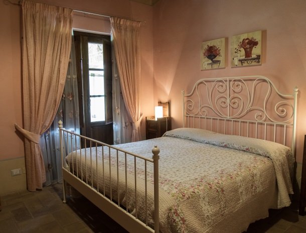 agriturismo-nobile-montepulciano-toscane-appartement-fienile-slaapkamer.jpg