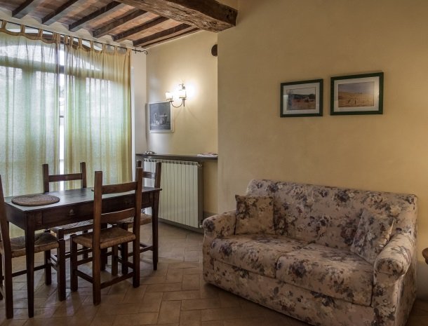 agriturismo-nobile-montepulciano-toscane-appartement-cantina-woonkamer.jpg