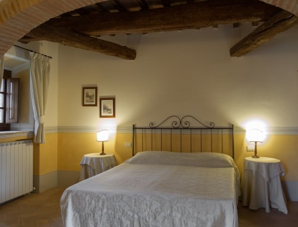 agriturismo-nobile-montepulciano-toscane-appartement-cantina-slaapkamer.jpg