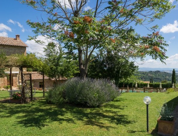 agriturismo-nobile-montepulciano-toscane-appartementen-tuin-lavendel.jpg