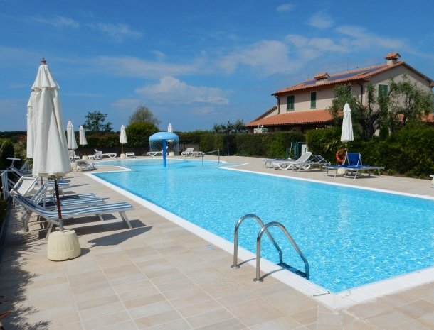 agriturismo-campallegro-cecina-zwembad-parasol.jpg