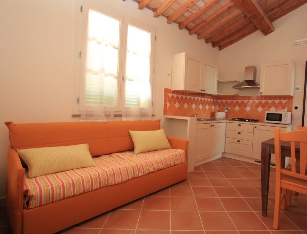 agriturismo-campallegro-cecina-appartement-arancio-keuken.jpg
