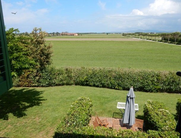 agriturismo-campallegro-cecina-appartementen-achterzijde-zitje.jpg