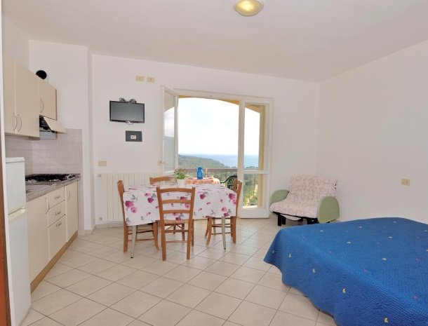 residence-minihotel-lacona-appartementen-studio-keuken.jpg