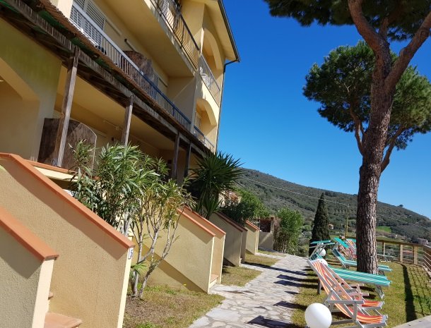 residence-minihotel-lacona-appartementen-ligstoel-terras.jpg