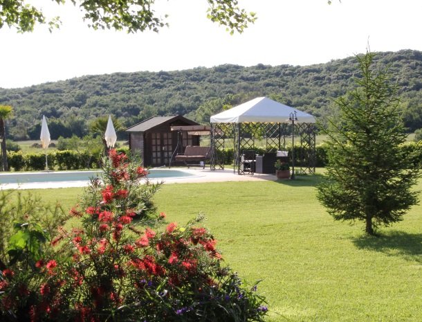 agrisantanna-appartementen-toscane-zwembad-gazebo.jpg