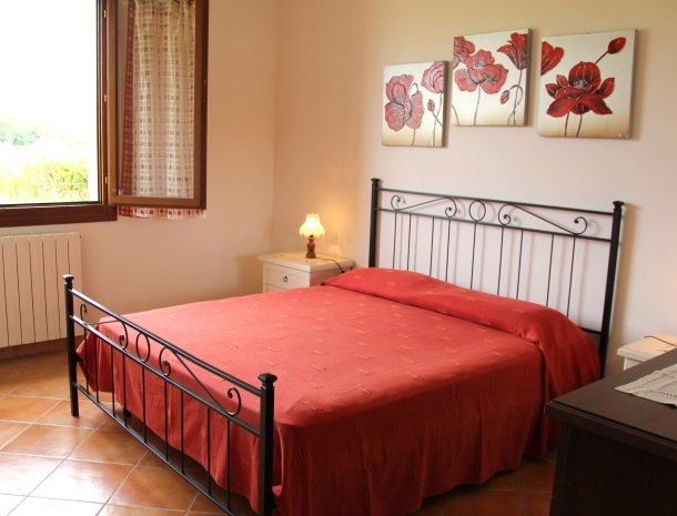 agrisantanna-appartementen-toscane-slaapkamer-amaranto.jpg