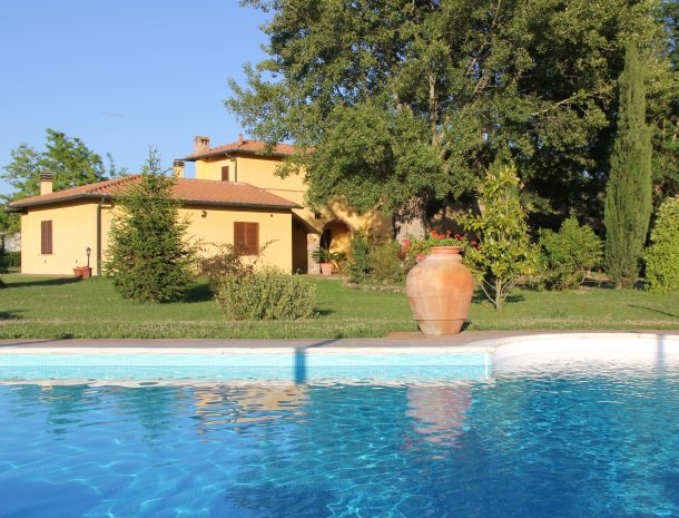 agrisantanna-appartementen-toscane-zwembad-huis.jpg