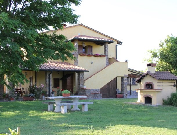 agrisantanna-appartementen-toscane-tuin-barbecue.jpg