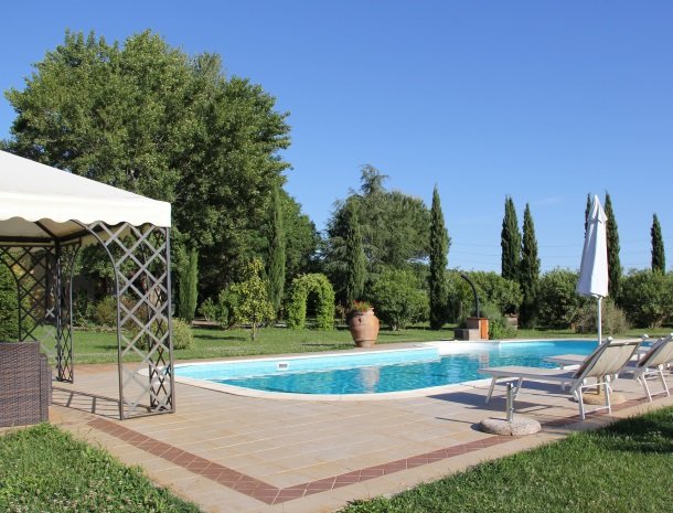 agrisantanna-appartementen-toscane-zwembad-parasol.jpg