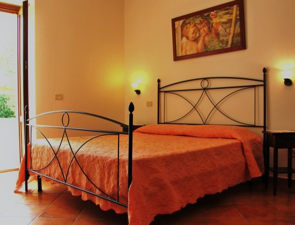 agrisantanna-appartementen-toscane-slaapkamer-bed-noce.jpg