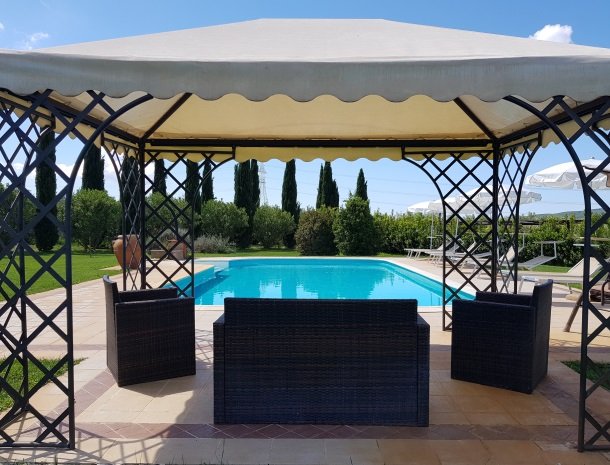 agrisantanna-appartementen-toscane-zwembad-prieel.jpg