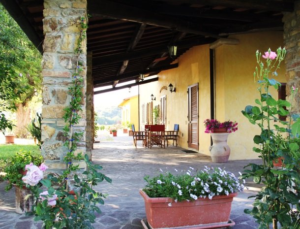 agrisantanna-appartementen-toscane-terras-hoofdgebouw.jpg