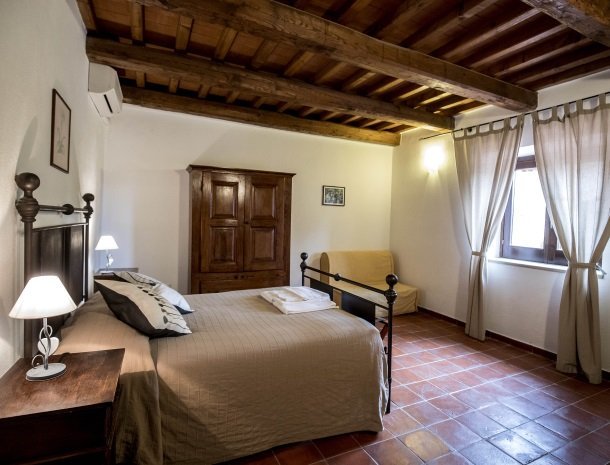 agriturismo-podere-santa-croce-toscane-kamer-standaard-bed.jpg