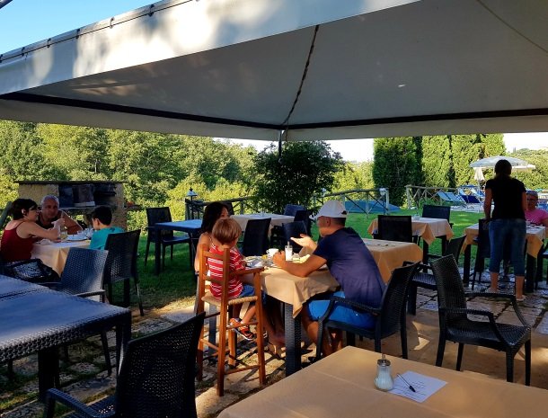 agriturismo-podere-santa-croce-toscane-ontbijt-terras.jpg