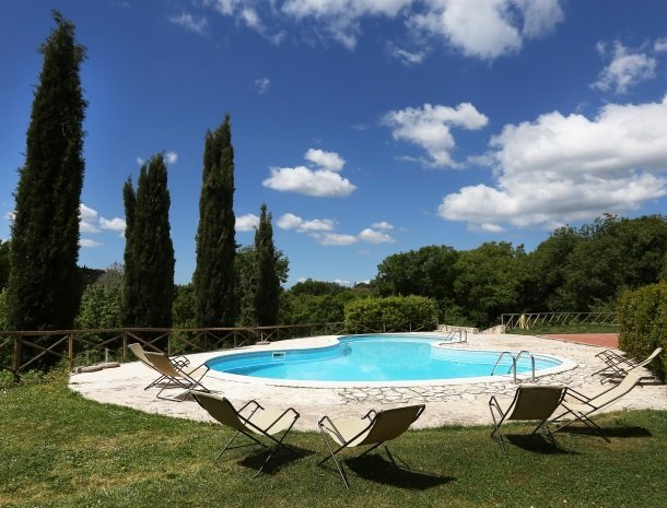 agriturismo-podere-santa-croce-toscane-het-zwembad-cypressen.jpg