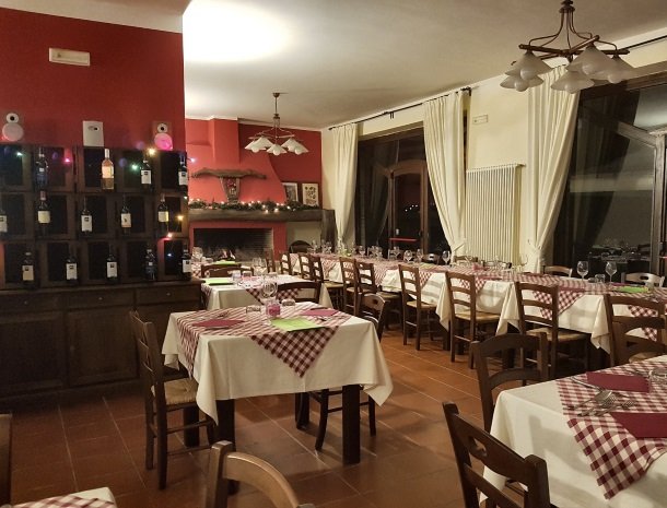 agriturismo-podere-santa-croce-toscane-restaurant.jpg