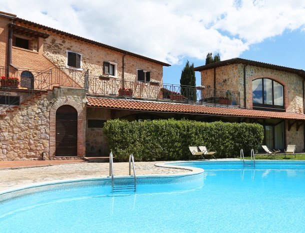 agriturismo-podere-santa-croce-toscane-het-zwembad.jpg