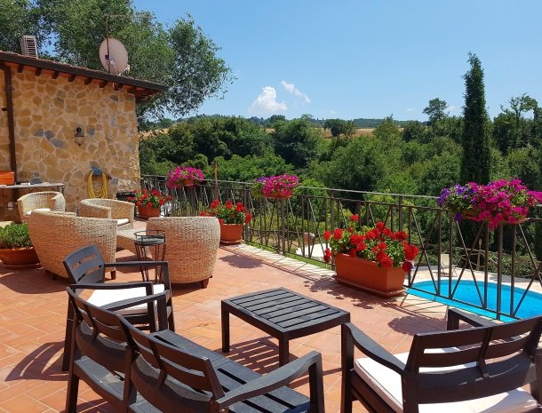 agriturismo-podere-santa-croce-toscane-terras-lounge.jpg