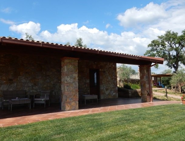 agriturismo-casetta-di-valentina-castiglione-della-pescaia-overzicht-terras-kamers.jpg