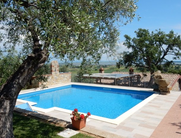 agriturismo-casetta-di-valentina-castiglione-della-pescaia-zwembad-zee.jpg
