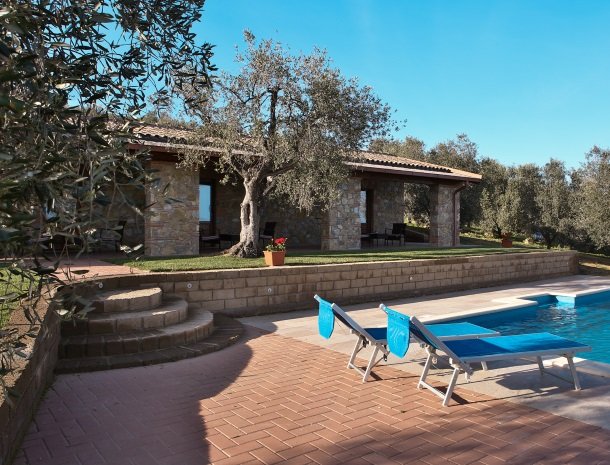 agriturismo-casetta-di-valentina-castiglione-della-pescaia-zwembad-ligstoel.jpg