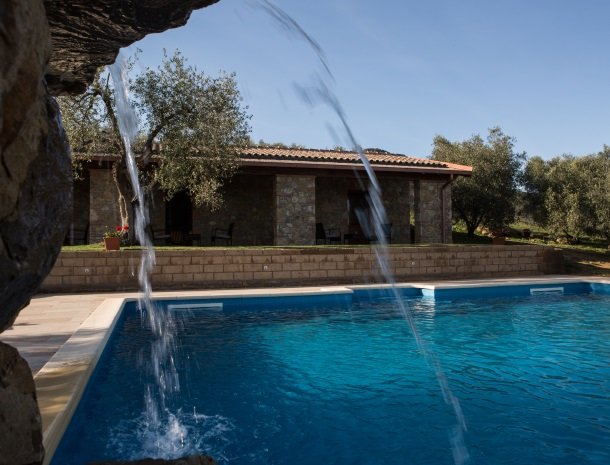 agriturismo-casetta-di-valentina-castiglione-della-pescaia-zwembad-waterstralen.jpg