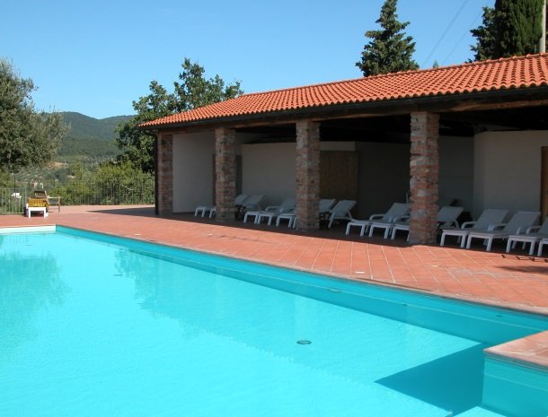 agriturismo-il-ghiaccio-suvereto-zwembad-veranda.jpg