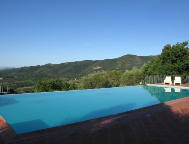 agriturismo-il-ghiaccio-suvereto-zwembad-stoelen-zonsopgang.jpg