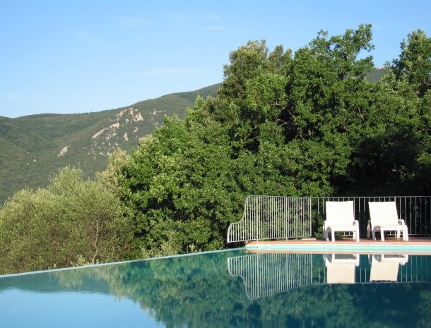agriturismo-il-ghiaccio-suvereto-zwembad-stoelen.jpg