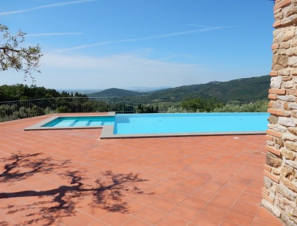 agriturismo-il-ghiaccio-suvereto-zwembad-uitzicht.jpg