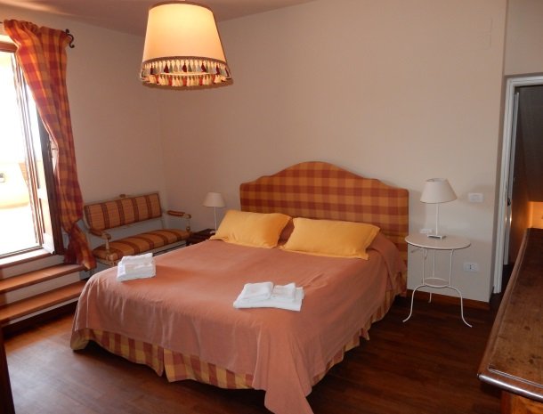 agriturismo-il-ghiaccio-suvereto-appartement-slaapkamer-bed.jpg