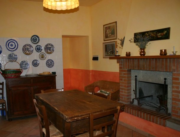 agriturismo-il-ghiaccio-suvereto-appartement-openhaard-3.jpg